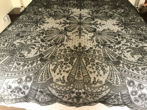 Antique black lace shawl - black,