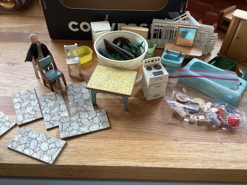 Vintage box dolls house - vintage,