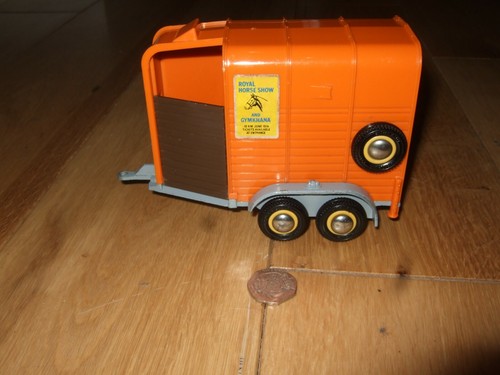 Britains farm toys beaufort - britains,