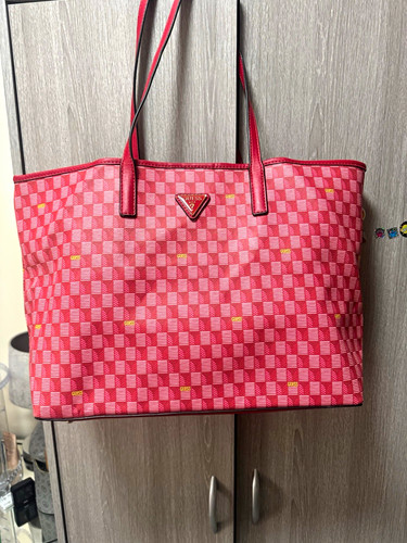 Guess red geometric logo - geometric,