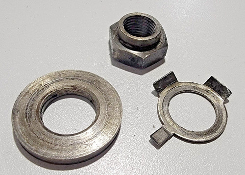 Clutch retainer nut lot 1972 - retainer,