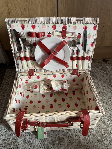 Lovely strawberry wicker - lovely,