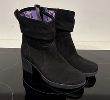 Moshulu Womens Black Suede