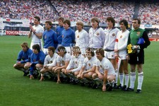 1982 EUROPEAN CUP TROPHY PHOTO