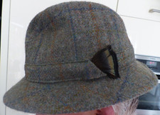 VINTAGE CHRISTYS' 100% WOOL HAT SIZE 7  57 M GREEN WITH FEATHER TRIM VGC