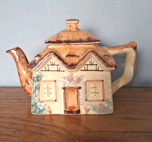 Vintage keele street pottery - street,