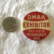 DMAA Exhibitor Milwaukee Wisconsin VTG St Louis Co Pinback Button #37460