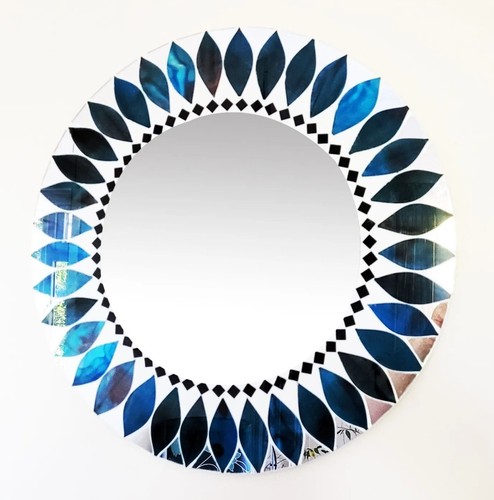 Round teal and black petal