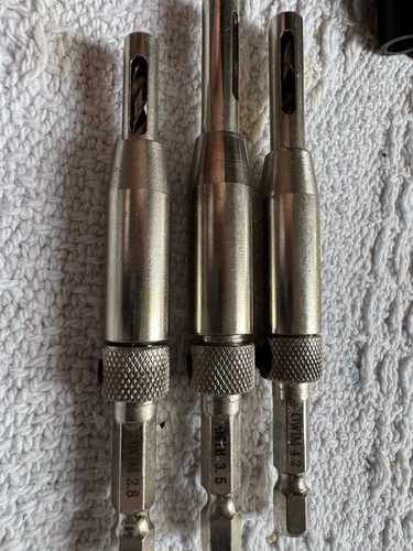 Self centering hinge - hinge, drill