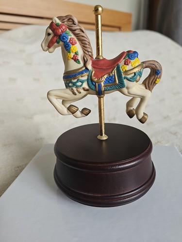 Merry round horse - round, music
