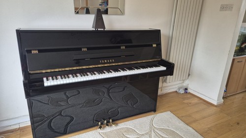 Yamaha c110a ebony upright - ebony,