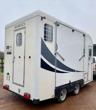 horse trailer with living- Show-Treka L carries two horses - ( up to 18hh) 