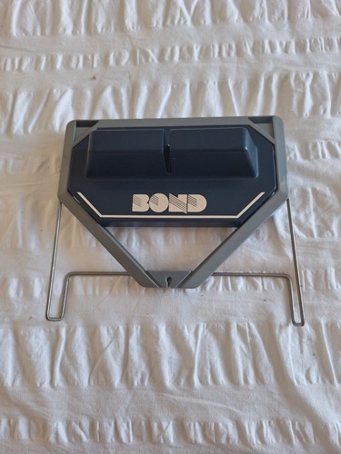 Bond knitting machine carriage