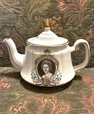 Queen Elizabeth II Silver Jubilee 1977 Commemorative Teapot