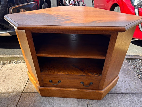 Hexagonal wooden corner - wooden, tv