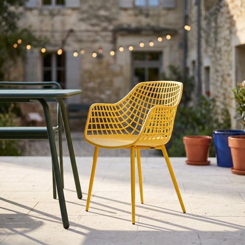 Modern mesh moulded piazza - mesh,
