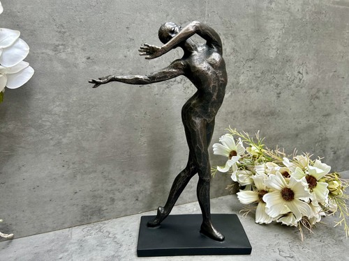 Figurine dancing nude - dancing,