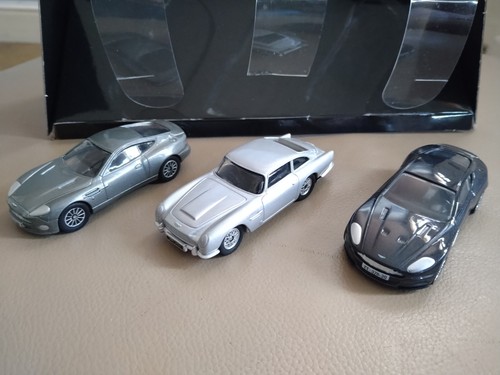 Corgi james bond aston martin - bond,
