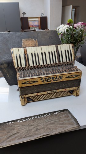 Vintage soprani three key - three,