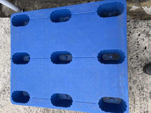 Blue plastic pallet leg - blue,