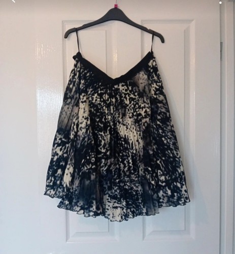 Beautiful pleated black - black, white