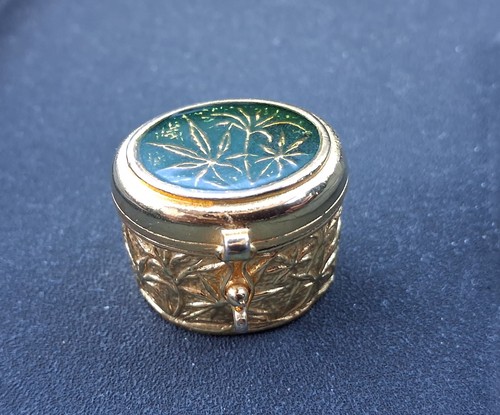 Vintage yellow metal - vintage, pill