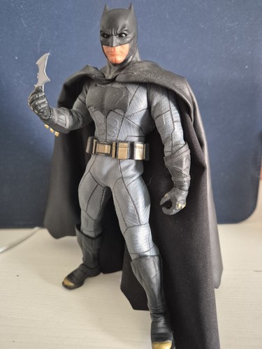 Mezco one scale batman - scale,