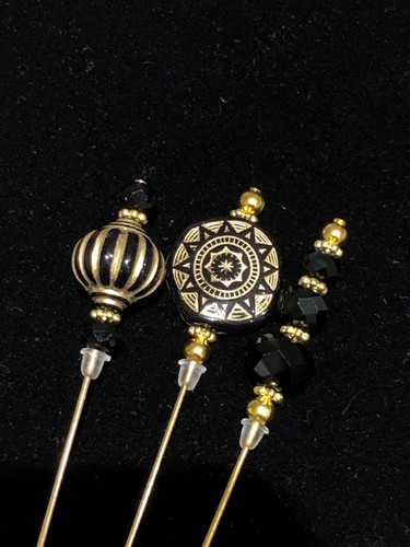 Black and gold - , pins/lapel