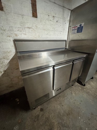 Refrigerated prep table - table, 3