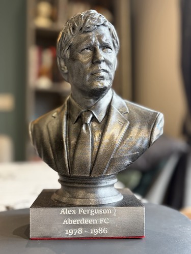 Alex ferguson statue aberdeen - alex,
