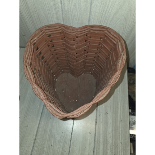 Vtg heart shaped - shaped, wicker