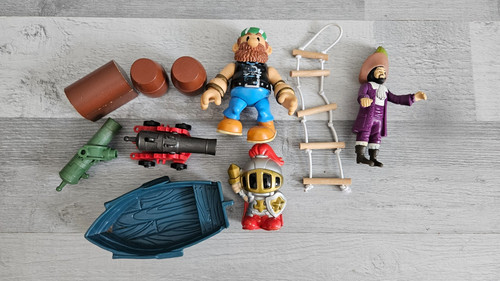 Random pirate figures and