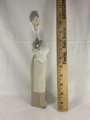 Nao lladro lady - lladro, holding