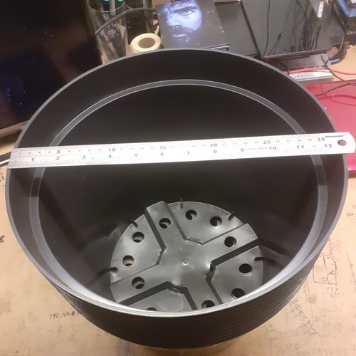 Black plastic plant pot - x,