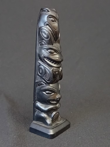 Black resin totem - black,