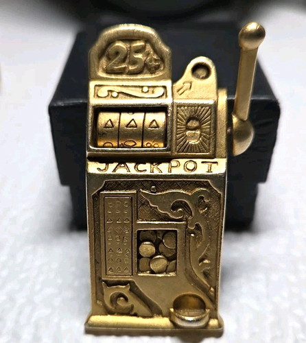 Lucky slot machine brooch pin - slot,