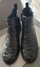 Rieker Size 6 Black and Gold