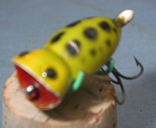 Fishing lure vintage tiny frog - vintage,