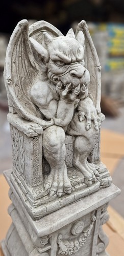 Horned devil pedestal - on,