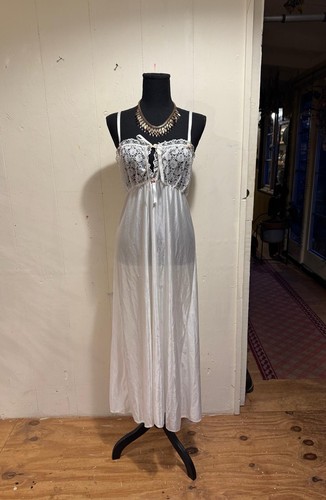 Vintage size white lacey - 8/s,