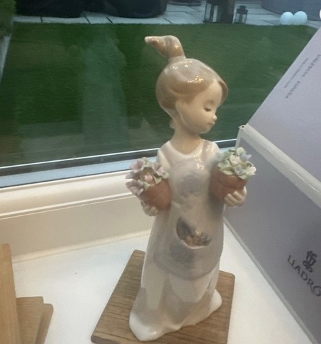 Lladro 8186 pocket full - full, of