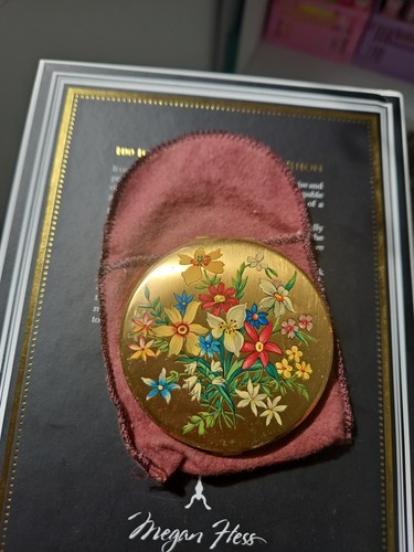 Vintage gold toned compact - gold,