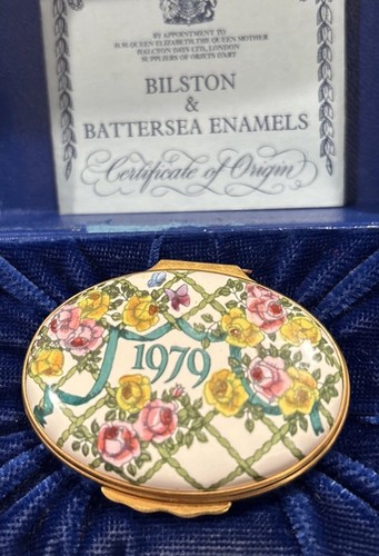 Enamel pill trinket - pill, box