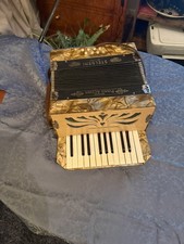 A Steldeni De Luxe eight-bass