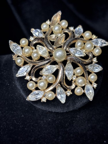 Vintage crown trifari - vintage,