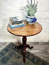An Antique Georgian Mahogany Round Tilt Top Table Occasional Table / Side Table