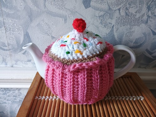 Knit crochet tea cosy cupcake - knit,