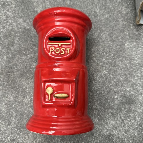 Vintage british red postbox - red,