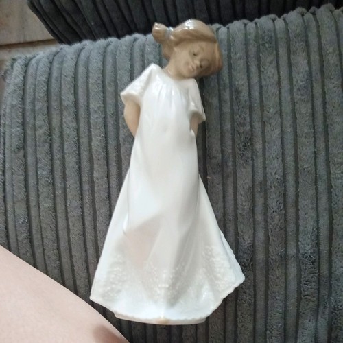 Nao lladro so shy - nao,