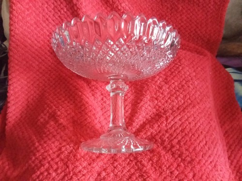 Pretty glass fruit bowl with